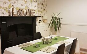 Tynant House- Cosy 3 Bed House- Near City Centre And Free Parking